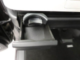 助手席のカップホルダーはワンプッシュ式オートオープンのものがついています。