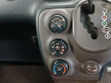 シンプルで使いやすいマニュアルエアコン。適切に操作することで快適な車内環境を保つことができます。