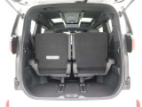<バックドア>ハッチバックなので、バックドアは上に開きます♪大きな荷物の出し入れがしやすくなります。便利ですよ♪