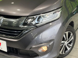 【LEDヘッドライト】悪天候や夜間走行時も良好な視界を確保し安心して運転できる高輝度LEDヘッドライトを装備!点灯速度が早く、消費電力も抑えられています。