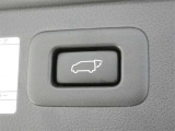 ワンタッチでバックドアが開閉。重たいバックドアも力いらずで開閉できる便利なパワーバックドア付きです!