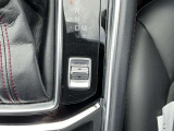 【ドライブセレクション】スポーツモードを選択すると、アクセルペダルを踏み込んだときの車両応答性が高められます。より安全に高速道路に合流したり、追い越したりしたいときにご使用ください。