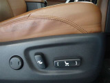 パワーシート搭載。微妙な調整が手軽にでき、ピッタリのポジションで運転することが可能です。