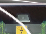【ホンダセンシング】走行中に前方の車両等を認識し、衝突しそうな時は警報とブレーキで衝突回避と被害軽減をアシスト。より安全にドライブをお楽しみいただけます。