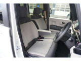 運転席・助手席はベンチシートになっております!運転席と助手席の間をスムーズに移動できます♪