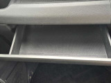助手席の前には、ボックスティッシュが入る収納スペースがあります