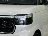 【LEDヘッドライト】悪天候や夜間走行時も良好な視界を確保し安心して運転できる高輝度LEDヘッドライトを装備!点灯速度が早く、消費電力も抑えられています。