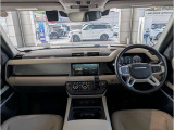 ランドローバー社の伝統の垂直にデザインされた内装は車が悪路で傾いているかぱっと見でも確認できる為の垂直にデザインされた内装になります。イギリス車ならではの落ち着いた雰囲気も好評です。