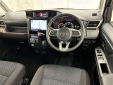 運転席まわりです。 各操作スイッチは使いやすい位置に配置されてます。