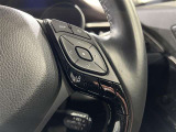 【ステアリングスイッチ】運転中に視線を前に向けたまま画面の操作できます。