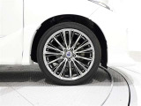 タイヤサイズは(225/45R19)で社外アルミホイールです。