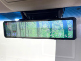 【デジタルインナーミラー】後席の大きな荷物や同乗者で後方が確認しづらい時でも安心!カメラが撮影した車両後方の映像をルームミラー内に表示。クリアな視界で状況の確認が可能です!