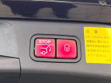 ●電動リアゲート:ワンタッチでリアゲートの開閉ができ、荷物などで両手が塞がっている状態でも簡単に開閉ができる便利機能です。