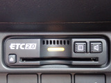 ■【ETC車載器】が装備されています。セットアップをしてお渡しとなり、ETCカードを差し込むだけで高速道路の利用が可能です。