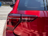 LEDテールランプ(ダイナミックターンインジケーター付き)特徴的な配光パターンによって後続車からの視認性が高まり、万一の追突の危険性を軽減します。