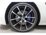 【BMWアロイホイール】軽量かつ強度に拘ったアロイホイール。走行性能ポテンシャルを引き出す設計。タイヤのサイドウォールが強化されたランフラットタイヤは、パンク時にタイヤがつぶれてもリムから外れません。