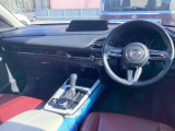 100周年特別記念車は、白と赤の2トーンカラーのレザーシートやドアトリムが特徴となっております。