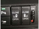【両側パワースライドドア】両側がパワースライドドアになっており、運転席のスイッチやスマートキーでも開閉が可能です!開口部も広いので乗り降りも楽々♪