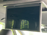 【14型有機ELフリップダウン】三列目からでも迫力のエンタメが観れる大画面フリップダウン。有機ELのモニターでは、一般的なフリップダウンよりも高コントラストでキレイな映像を楽しめます。