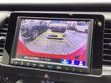 【バックカメラ】運転が苦手な方も車庫入れラクラクです!ギアをリバースに入れれば自動的に切り換わりますので、面倒な操作は不要です♪狭い駐車場もお車を傷つけず安心ですね!