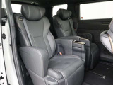 リアシートも厚く、長時間の移動もらくらくです!車種によってはラゲージスペースやトランクへのアクセスも可能!乗り心地・使い勝手共に充実です!!