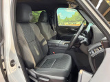 運転席まわりには十分なスペースがあり、大柄な方でもゆったり運転していただける環境です。