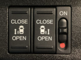 【両側パワースライドドア】両側がパワースライドドアになっており、運転席のスイッチやスマートキーでも開閉が可能です!開口部も広いので乗り降りも楽々♪