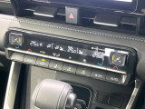 【左右独立型フルオートエアコン】運転席と助手席でそれぞれお好みの温度に設定可能。同乗者にも配慮した、快適な空調をお届け致します。