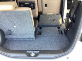 アイデア次第でいろいろな使い方ができる広くて使い勝手のいい荷室。