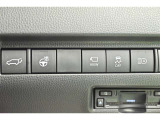 スマートキーや運転席のボタンを押すだけでリアゲートが自動で開閉します!荷物を持っている時や、高い位置にあるバックドアを閉める際に便利な機能です