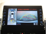 【パノラマモニター】に搭載した4つのカメラにより、車を真上から見ているような映像を表示。運転席から確認しにくい車両周囲の状況を把握できます。