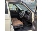 運転席シートは使用感も比較的少なく、破れや大きなヘタリはございません。清掃済みで気持ちよくお乗りいただけます。