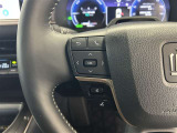運転中、オーディオの操作をしてて、ハッとしたことはありませんか?ステアリングスイッチは、運転中でもハンドルでオーディオの操作が可能です。安全なドライブをサポートします。
