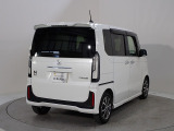 プライバシーガラスが装備されています。外を見るときには気にならずに、後方車両からは車内が見えにくい設計です、周りを気にせず、快適に運転できますよ。