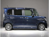 後ろは両側スライドドア(片側電動タイプ)のお車ですので、狭いスペースでも乗り降りしやすいです。