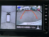 アラウンドビューモニターです。上空からお車の周りを見る感覚で表示されますので、車庫入れも簡単