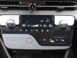 【オートエアコン】運転席と助手席の設定温度をそれぞれ独立して調整できるエアコン独立温度調整機能が搭載されており、後席エアコン吹き出し口も装備しています♪