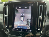 【360&deg;ビューカメラ】4台の高解像度カメラで360度の鳥瞰図を表示。隣の車や壁、死角にある障害物などを画面で確認できるため、狭いスペースでの駐車・出入りも安心です。