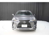 エクステリアは、一目でLEXUSとわかるスピンドルグリルを起点に、人が乗るキャビンの前後を大胆に絞り込んだ菱形のボディと力強く張り出したホイールフレアを融合させ、タイヤの存在を強調しています。