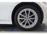 【BMWアロイホイール】軽量かつ強度に拘ったアロイホイール。走行性能ポテンシャルを引き出す設計。タイヤのサイドウォールが強化されたランフラットタイヤは、パンク時にタイヤがつぶれてもリムから外れません。