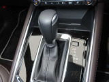 CX-5のシフトレバーです。MTモード付きの6ATで、しなやかな走りを支えます。
