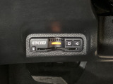 ハンドルの左下にETC2.0がついています。高速道路の料金所の通過も楽々です!。 カードの取り出しもしやすい場所についています。