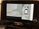 パノラミックビューモニター付きです。車両を上から見たような映像をディスプレイオーディオ画面に表示。運転席からの目視だけでは見にくい、車両周辺の状況をリアルタイムでしっかり確認できます。
