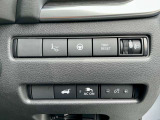 運転席右側にステアリング支援、パワーバックドア、AC電源、メーター照度調整などの各種スイッチを集約しています。