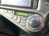 【オートエアコン】一度お好みの温度に設定すれば、車内の温度を検知し風量や温度を自動で調整。暑い&hellip;寒い&hellip;と何度もスイッチ操作をする必要はありません。快適な車内空間には必須の機能ですね♪