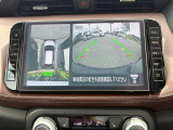 クルマを上空から見下ろしているような映像が画面に映し出されます。ミラーだけでは見え辛い箇所も含め、ひと目で周囲の状況がわかるためスムースに駐車できますね。安全な駐車の手助けになります!
