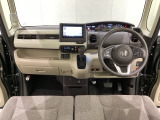 車内は光触媒抗菌消臭施工済です。スタイリッシュなデザインで暖かみのあるインパネ周りを演出します。グローブボックスやカップホルダーのほかにトレーなどたくさんの収納スペースが装備されています。