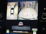 【マルチテレインモニター】車のフロントやサイドのカメラ画像を同時にモニター表示することで、悪路や狭い道を走行時でも周囲の状況確認ができ安心!本格SUVにうれしい装備です♪