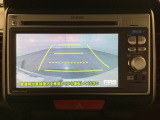 バックでの車庫入れも安心です! リアカメラが付いているバックモニター付のナビを装備しております。操作線もついており距離感も画面から確認できます。