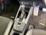 シンプルでとても使いやすいフロアシフトに、パーキングブレーキは電子制御パーキングブレーキです。